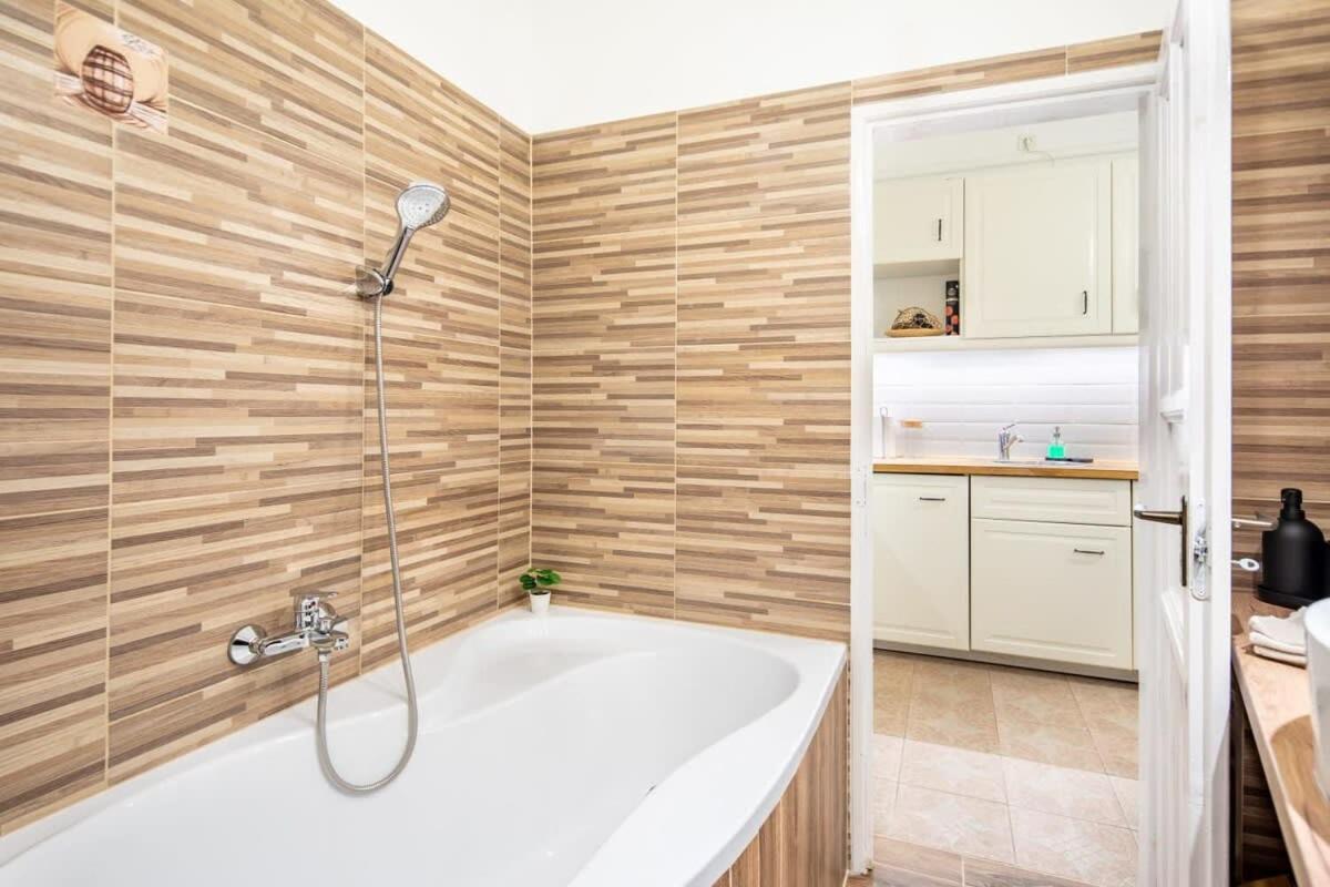 Convenient Apartment At Gastro Driven Location Budapest Eksteriør bilde