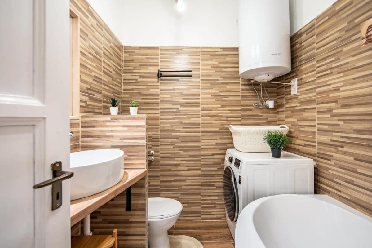 Convenient Apartment At Gastro Driven Location Budapest Eksteriør bilde